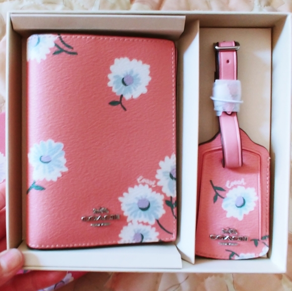 Coach Daisy passport bilfold & Luggage tag set NWT - Picture 9 of 12